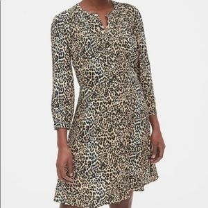 Stylish GAP leopard dress size 18 runs small, snap closure. NWOT